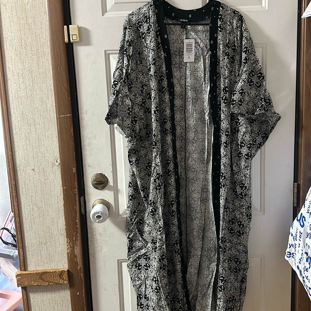 TORRID Challis Dolman Shirttail Kimono: BLACK/WHITE: NEW WITH TAGS: SIZE 6 (30)